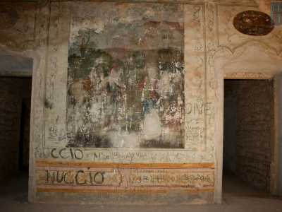 Per riportarli allo splendore originario basterebbe un bel restauro e lo stop al viavai di vandali che in passato si sono introdotti nel locale imbrattando le pareti con scritte inguardabili